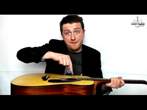 Cara untuk mendapatkan pick keluar dari gitar.
