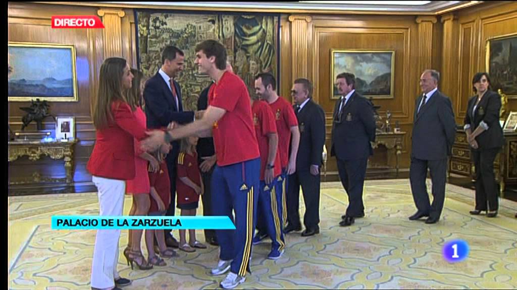 La Selección Española saludando a los Príncipes y Reyes en el Palacio de la Zarzuela 02-07-2012