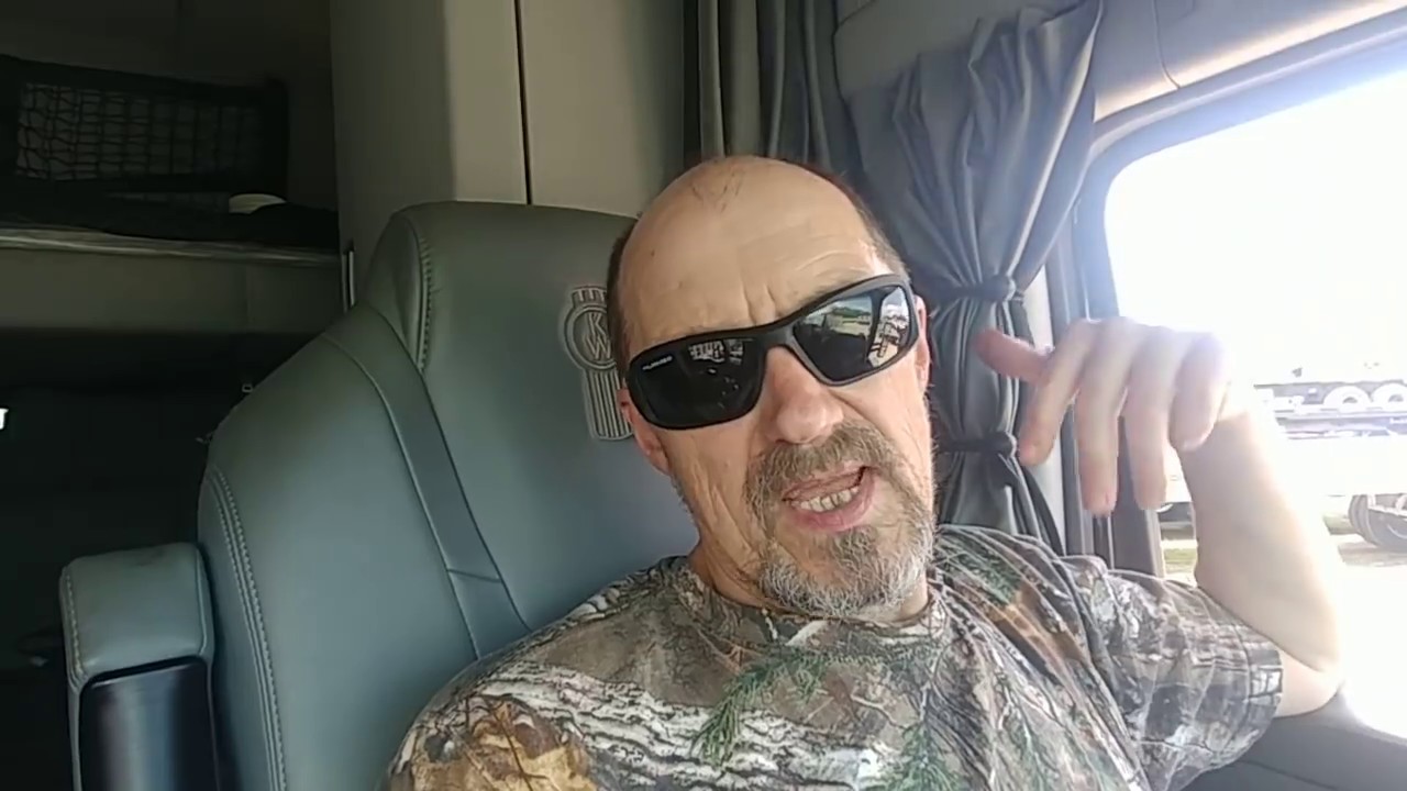 The trailer's neck is ready for 100 ton loads