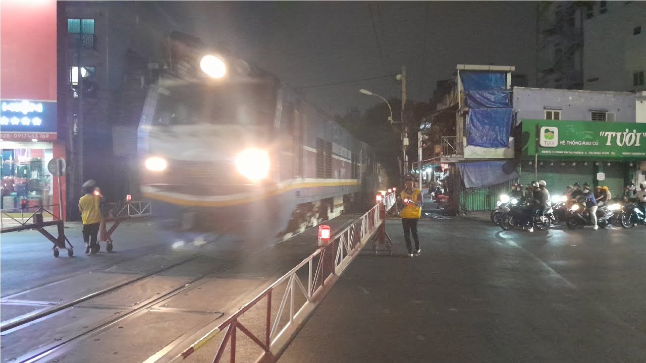 [TÀU HỎA TP.HCM] D19E-957 kéo tàu SNT2 qua chắn Hoàng Văn Thụ ngày 9/2 ...
