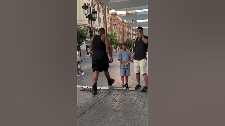 THE GIANT BITELO SCARED EVERYONE ON THE STREETS OF MADRID IN SPAIN WITH ITS HEIGHT AND STRENGTH