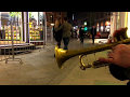 Уличный музыкант красиво играет на трубе Summertime