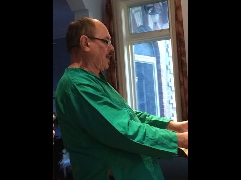 Mark Pedrotti sings "Elle m'aime ... Quelle prière ..."