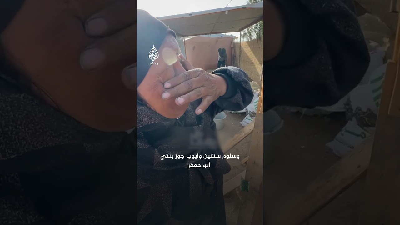 عائلة فلسطينية نازحة تدون أسماء شـهـ ـدائها على باب الخيمة