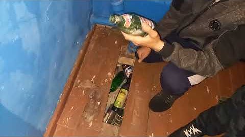 Посмотрите что мы нашли под полом в школьной раздевалке...