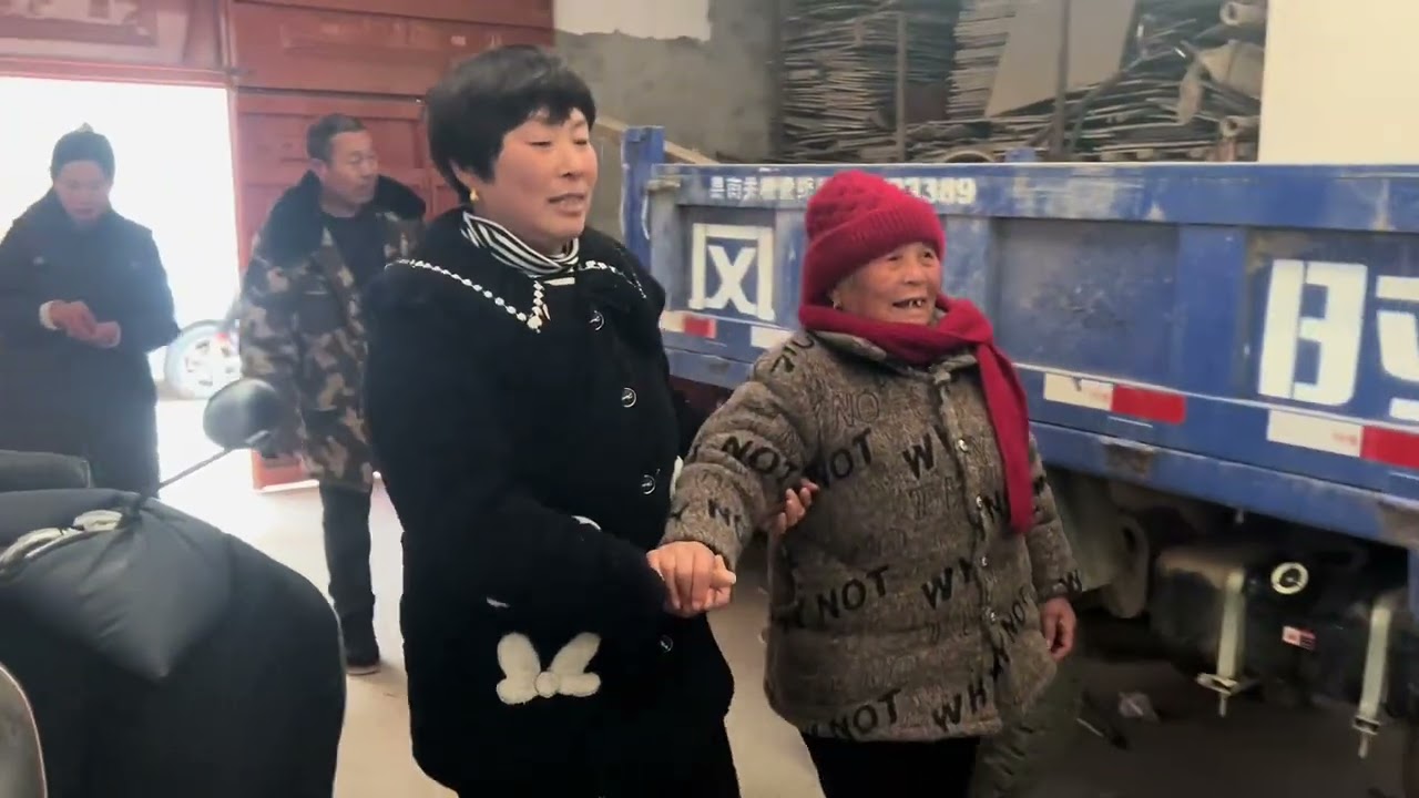 小雨赶集买了五花肉，胖伟做了几拢扣肉碗，分给亲戚品尝一下