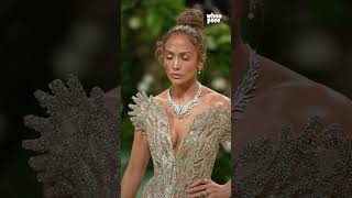 La scelta di #JLo per il #MetGala2024 ricade su un abito #SchiaparelliHauteCouture