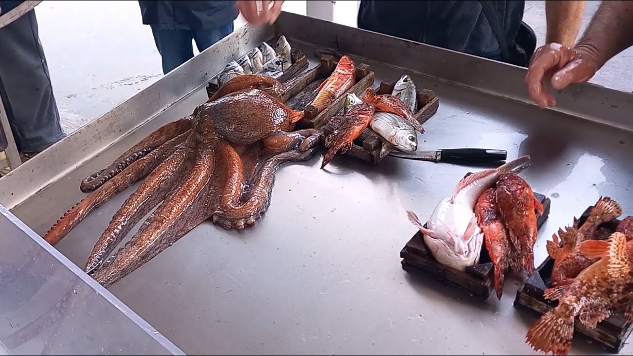 Mercato del pesce al porticciolo di Isola delle Femmine (Palermo). Pescatori e pesce freschissimo.