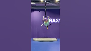 Lyra aerial hoop split 🪁 #aerialhoop #aerialinstructor #aerialhooptricks #split #flexibility #lyra