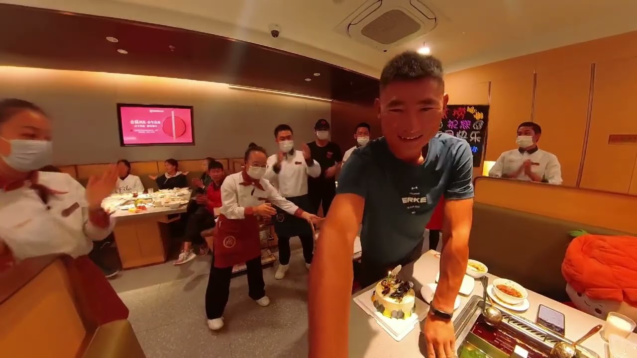 第一次去海底捞，第一次去海底捞过生日#一个人去海底捞沉浸式过生日