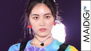 松井珠理奈、ヘビ柄ミニスカ＆スニーカーで元気に脚見せ　ガルアワ初登場　「ガールズアワード 2019 SPRING／SUMME」