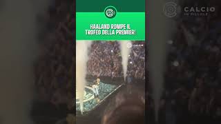 Durante i festeggiamenti del City, Haaland ha accidentalmente danneggiato il trofeo della Premier