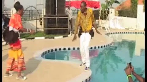 AMOTI  Omubalanguzi Fell in the swiming pool while Dancing. Pliz Don't Reupload