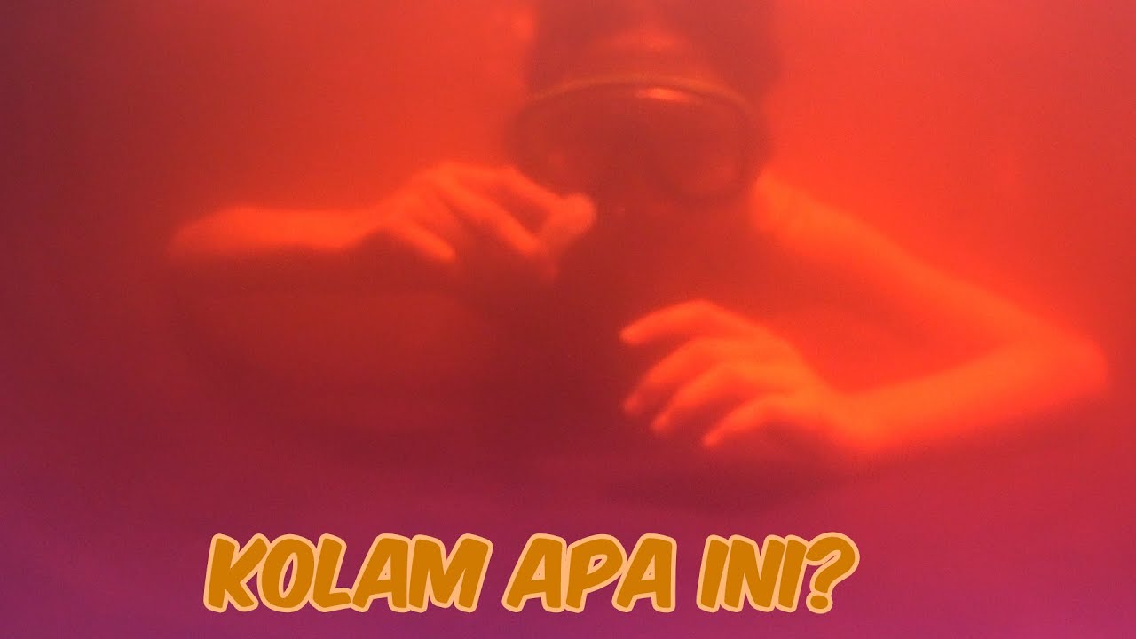 Berenang di kolam warna merah