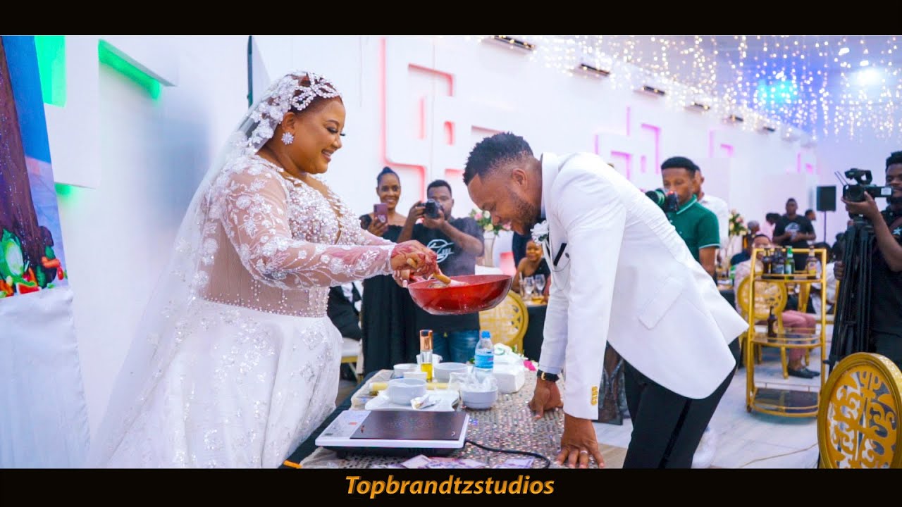 UTAPENDA MAHABA YA ESHA BUHETI AKIMPIKIA CHAKULA MUMEWE LIVE UKUMBINI