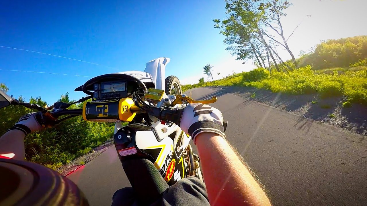 Suzuki DRZ400 Wheelies