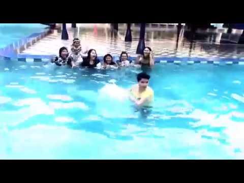 Aliando Di Kerjain Di Kolam Renang