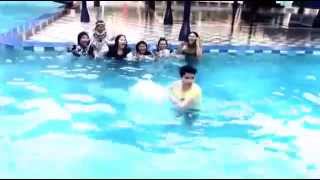 Aliando Di Kerjain Di Kolam Renang