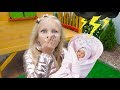 Алиса гуляет с куклой в коляске или Alice Play With Doll