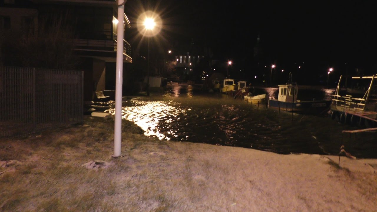 Cofka we Fromborku. Strażacy ułożyli kilkaset worków z piaskiem