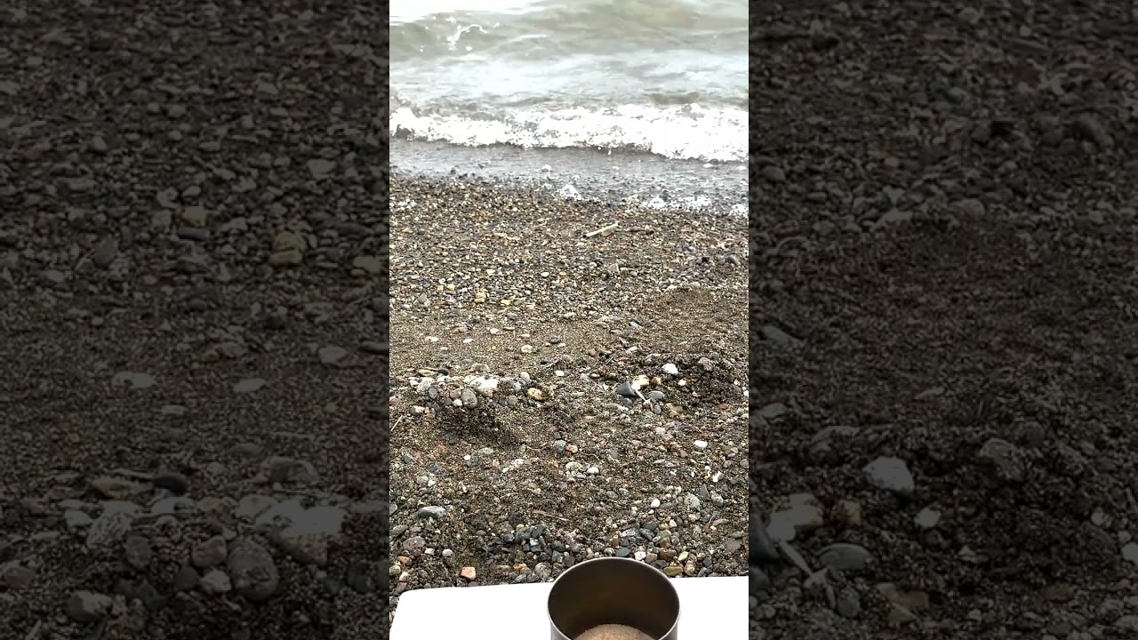 テーブルの先に揺れる湖畔の波