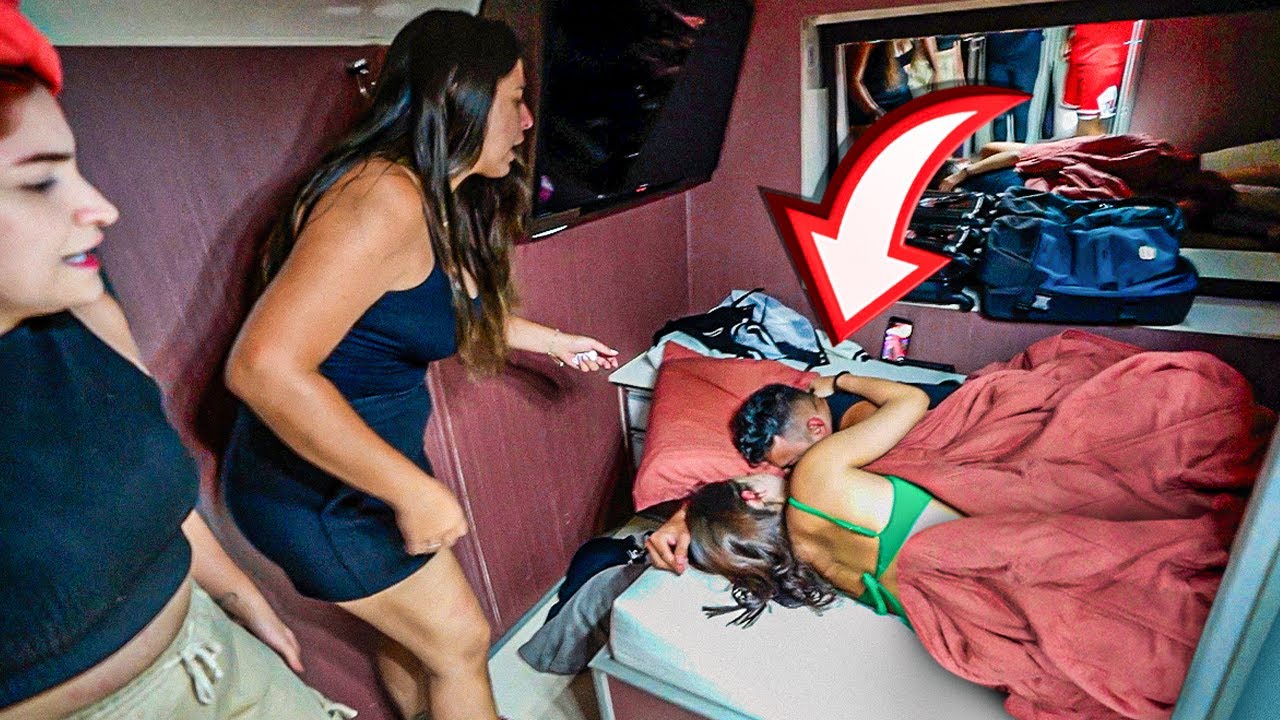 ME PEGARAM NA CAMA COM UMA MENINA E EXPULSARAM ELA DO MEU QUARTO