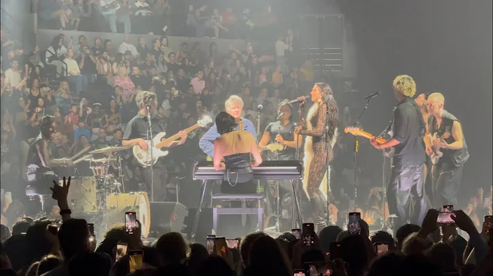 Dua Lipa featuring Neil Finn, Crowded House - Don’t Dream It’s Over, Live in Auckland, New Zealand