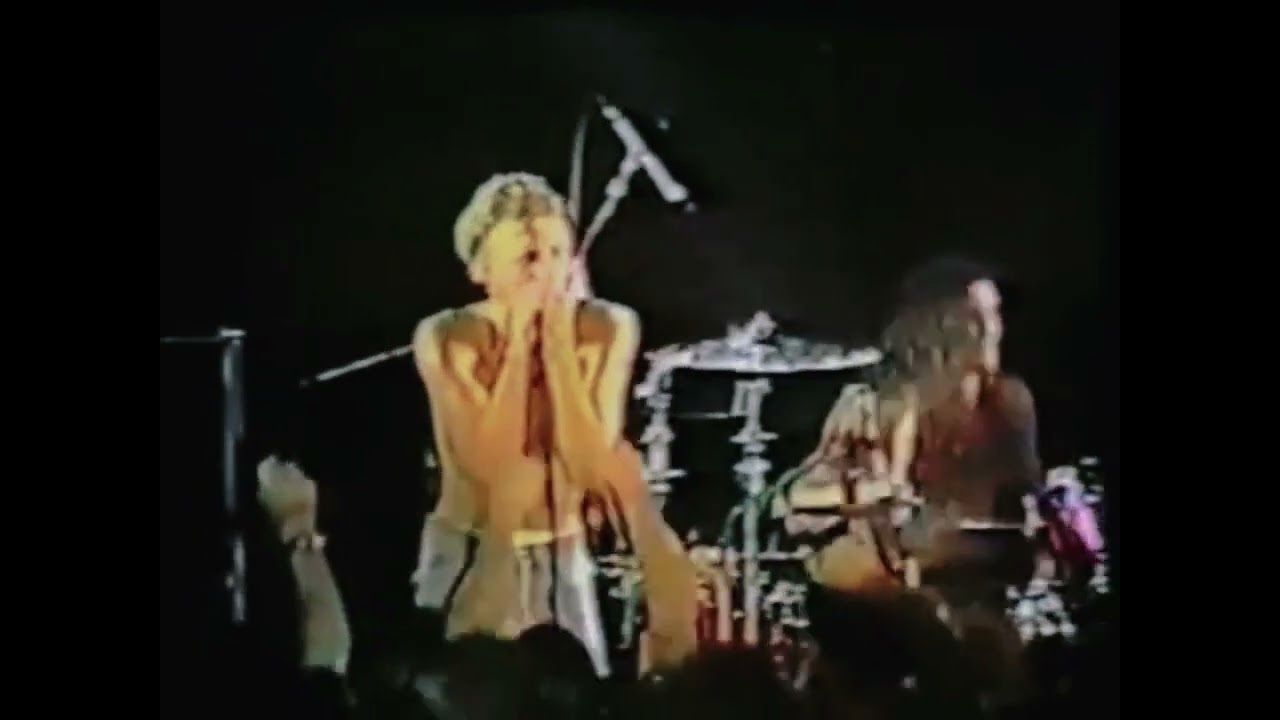 Alice In Chains- Man in the box- Live Lansing,MI 1991 BETTER QUALITY 