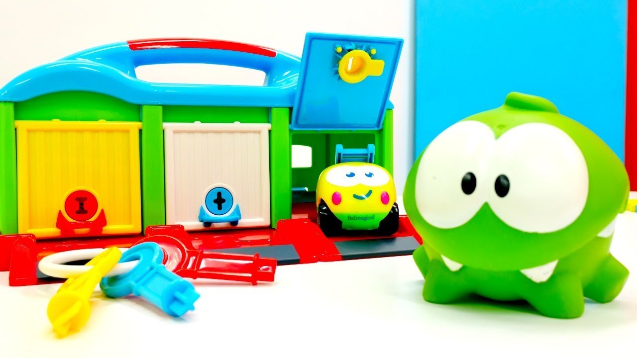 Om-Nom juega con coches para niños. Vídeos de juguetes.