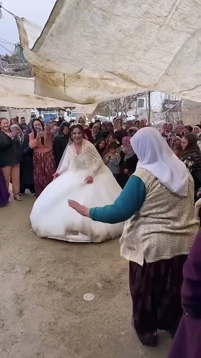 شوف العروس شلون تركص ويا ام العريس ولا تستحي ثولة 😒😂