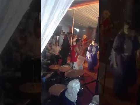 شي مدبز مع الخبز وشي سكران في عرس كقلب شكون هز ليا قرعتي يردها