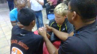 Armwrestling Kaylum vs Nico 20130316