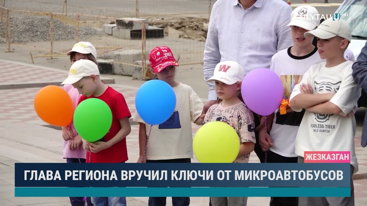 Глава региона вручил ключи от микроавтобусов
