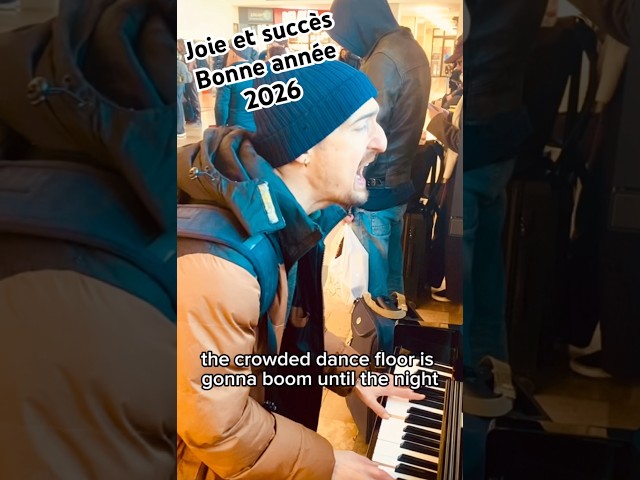 IL MET LE FEU DANS UNE GARE POUR LA NOUVELLE ANNÉE ! #happy #newyear #piano #fire #fry #celebration