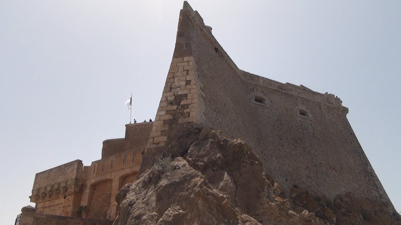 حصن سانتاكروز.. حكاية تاريخ وقبلة السياح