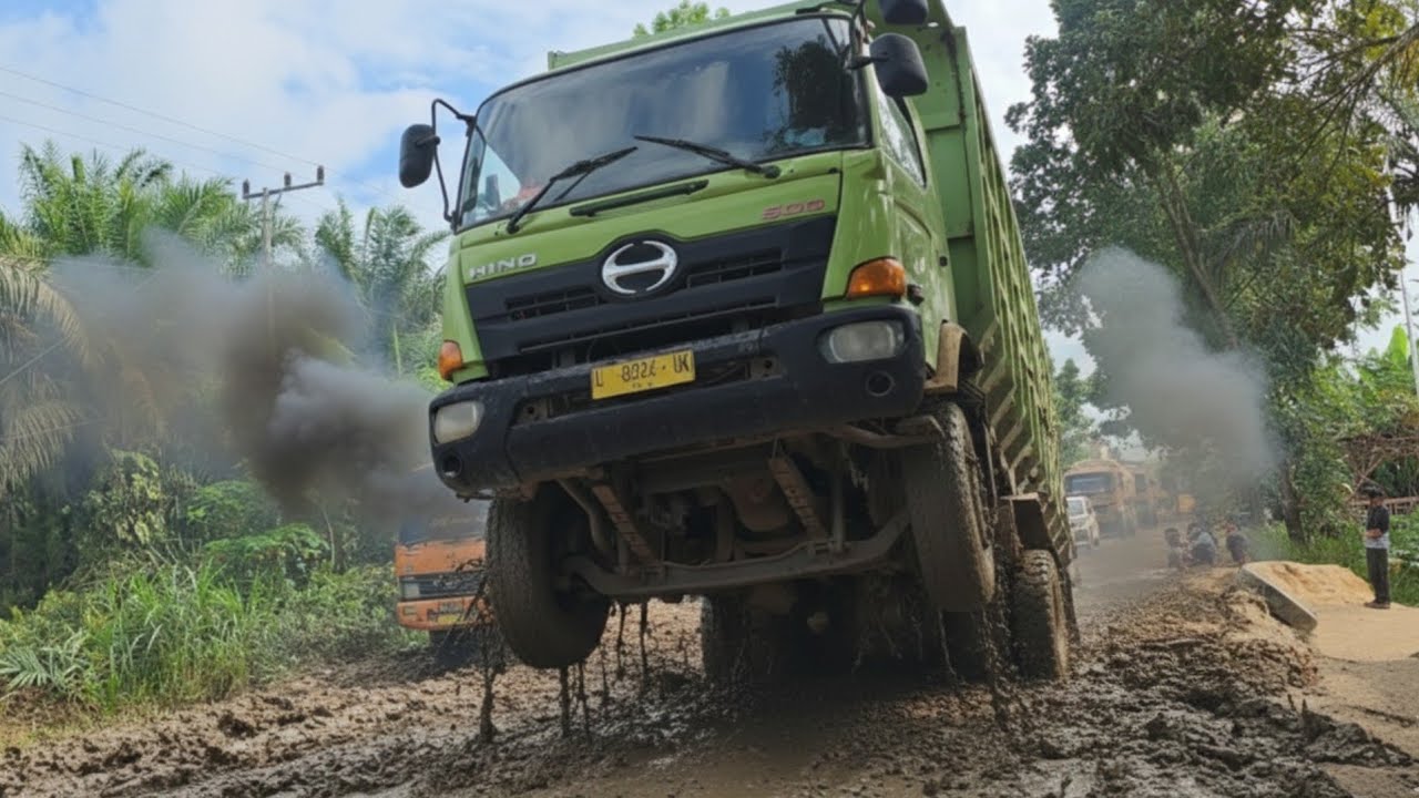 Kemeramen Tidak Selamat || Detik Detik Truck Jumping Dan Patah As Roda