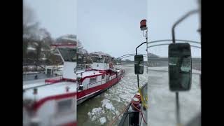 Eis-Einsatz Auf Dem Mittellandkanal Frachtschiff Im Eis Fest