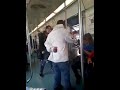 Feminista golpea a un hombre ciego en el metro