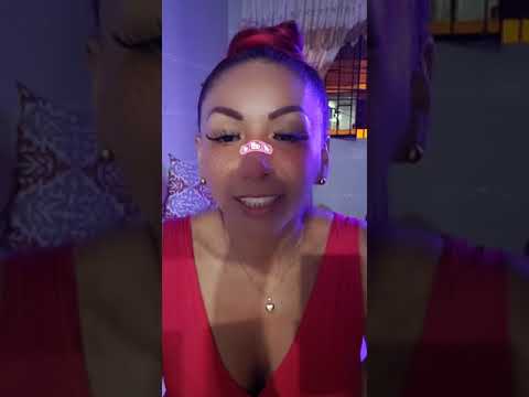 Deysi Araujo posando con vestido rojo