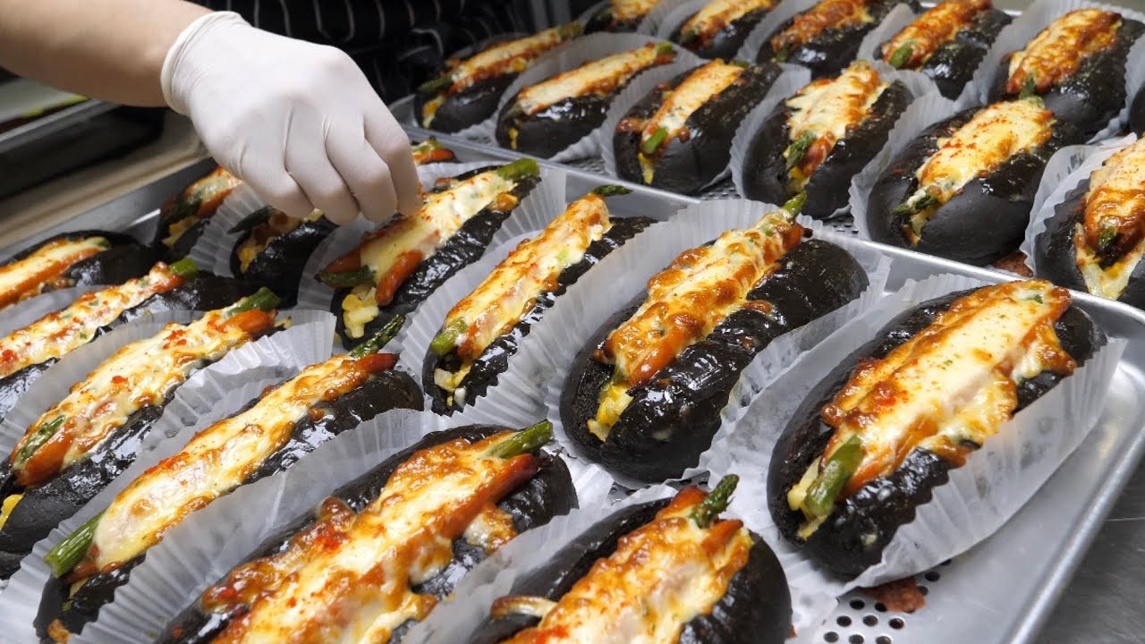 크림치즈 반죽으로 만든! 푸짐한 토핑과 치즈로 꽉 채운 오징어 먹물 핫도그 Mozzarella Cheese Squid Ink Hot Dog Korean Street