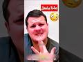 حاول يمسك بقطعة الخشب بطريقة مميزة   