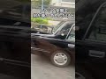 タクシーがトランク全開で走ってる