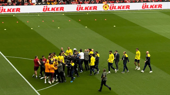 Mert Hakan Yandaş sahaya çıkıp tribünleri tahrik ediyor ! Kerem ile Abdülkerimi görünce kaçıyor !