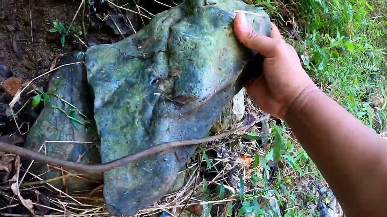 Berkali di injak injak.kalo tidak terkena cahaya matahari saya tidak tau ini batu hijau botol tembus