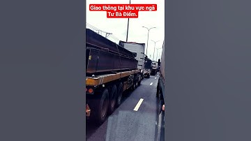 Xe xếp hàng dày kính cả hai hướng trên quốc lộ 1A khu vực ngã Tư Bà Điểm.