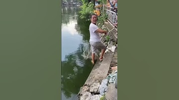 Bắt được con cá "mõm dài" nặng 37kg ở Hà Nội, 2 người hì hục vác lên bờ| #shorts