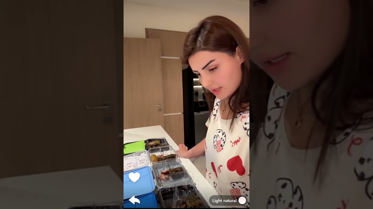 نور وعصام بحضر اكلات مشان  المدرسه