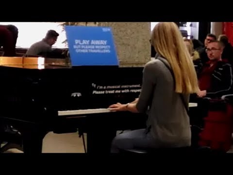 Рояль и музыка в аэропорту Мальты