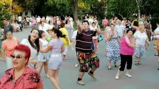 Танцы в парке г Севастополя у набережной. Июль 2020. Пенсионеры зажигают. Сколько той жизни.