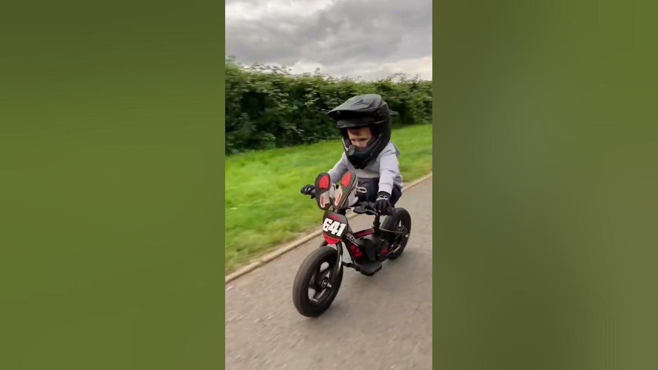 Stunt riding motorbikes - learning bike skills with @RockstarHarley 🤯